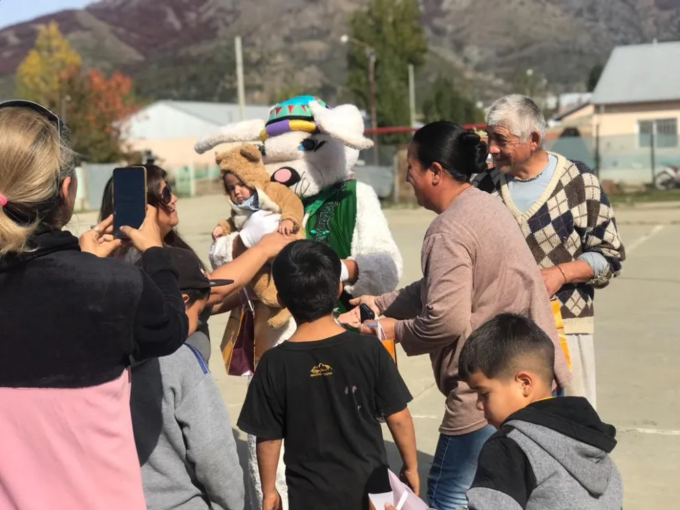 El conejo Beto regaló presentes de chocolate en barrios del Alto