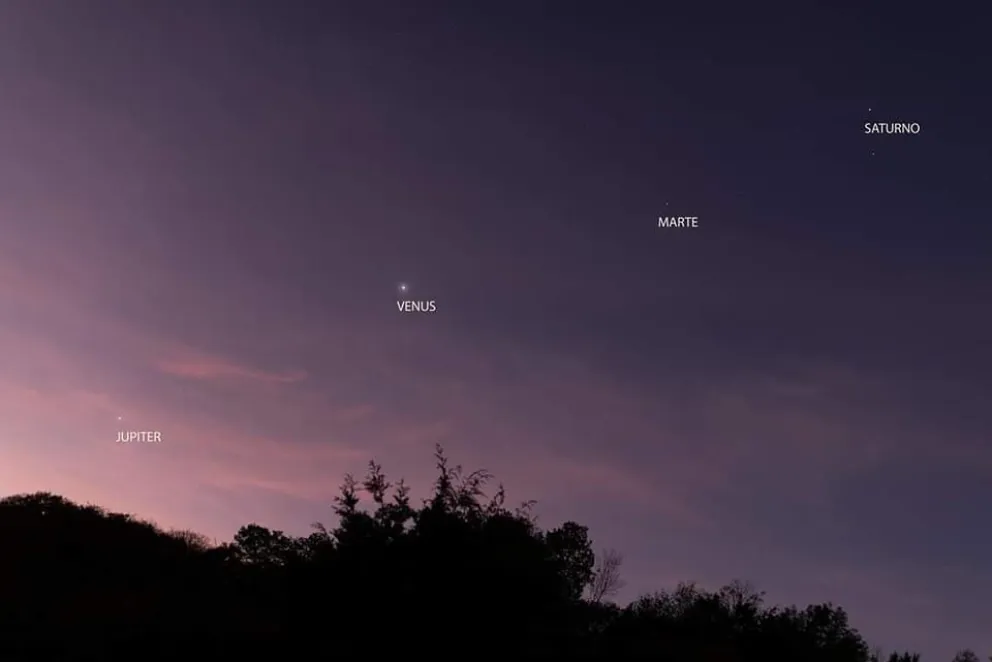 Hoy se pudo observar una extraña alineación de planetas al amanecer 