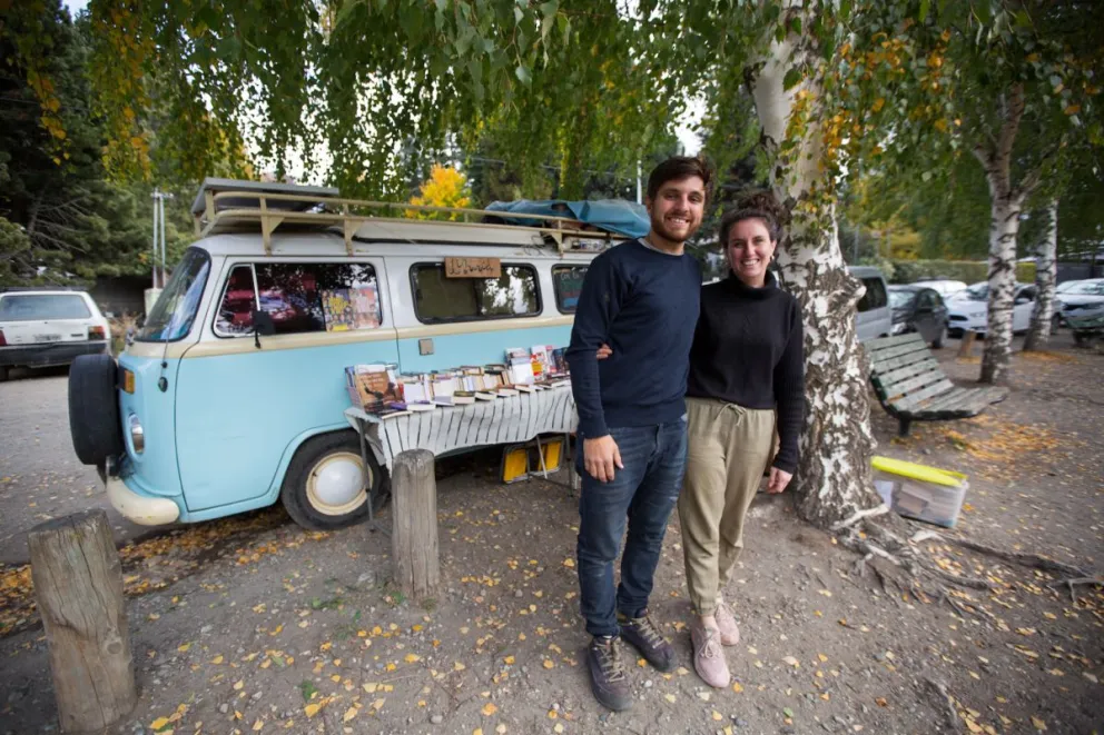 Venden libros recorriendo el país en una combi