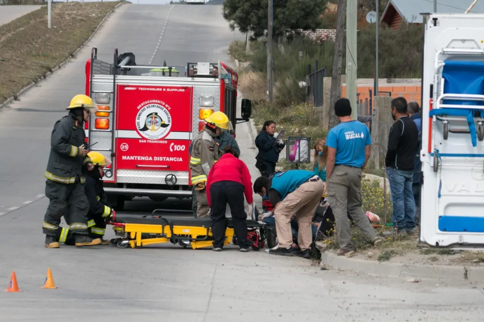 Una mujer que iba en moto sufrió una grave lesión tras chocar contra un auto