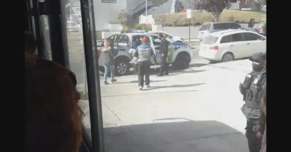 VIDEO: Discusión y demoras en un colectivo de Mi Bus por un hombre que quería viajar con su perrito