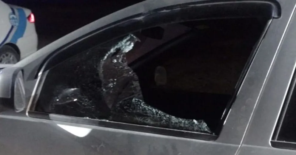 Robaban y destrozaban autos estacionados