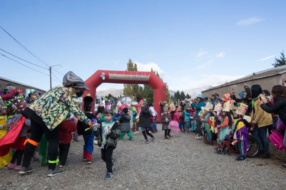 El jardín Peli Nehuen N° 52 cumplió 30 años y lo festejaron a puro bombo y murga 