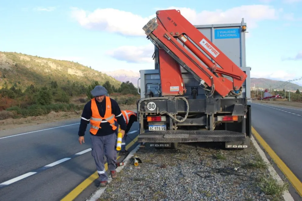 Siguen las tareas de señalización en la Ruta 40