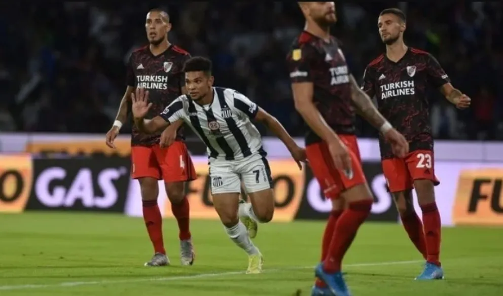 Talleres dio el golpe en el Kempes y derrotó a River