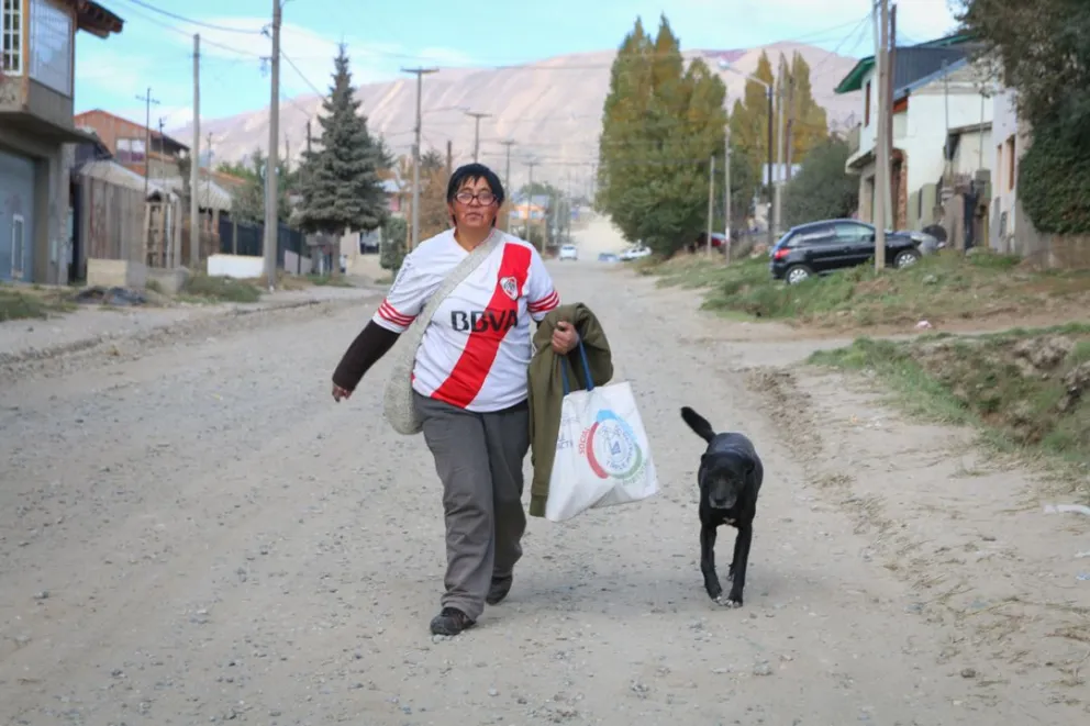 Alicia, la querida canillita que vive de manera precaria y peligrosa