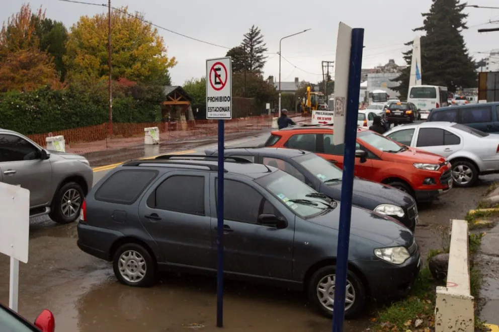 Solicitan no estacionar en las banquinas del kilómetro 1 de Bustillo