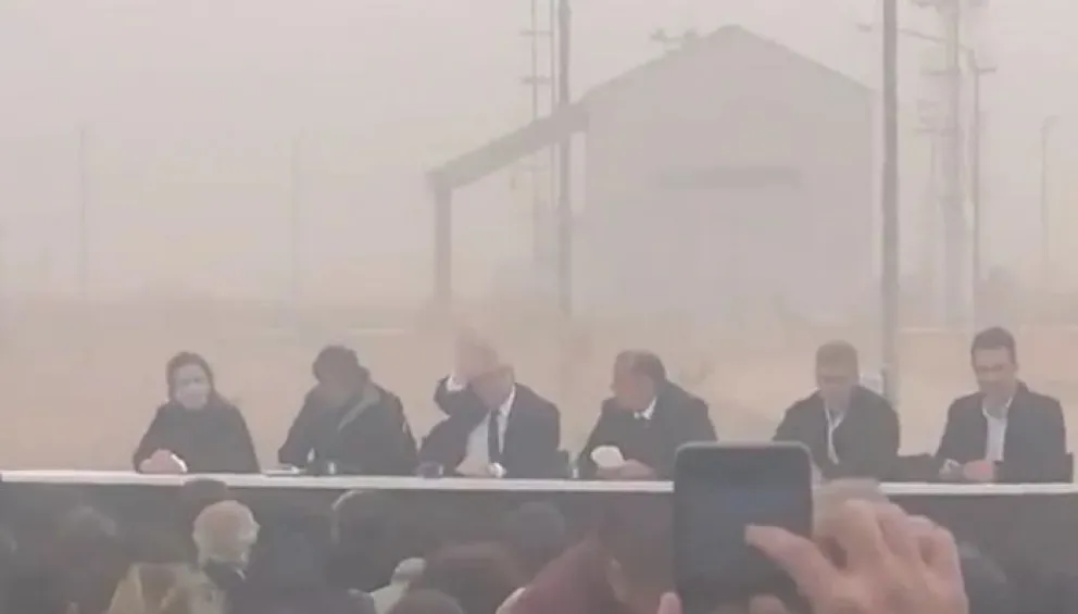 Video: Alberto Fernández fue sorprendido por una furiosa ráfaga de viento y tierra en Vaca Muerta 