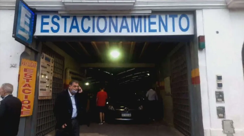 Insólito: se le rompió el auto en la puerta de un estacionamiento y causó un caos 