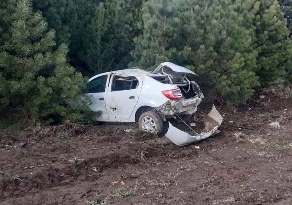 Perdió el control de su auto, derrapó y volcó en la ruta de Circunvalación