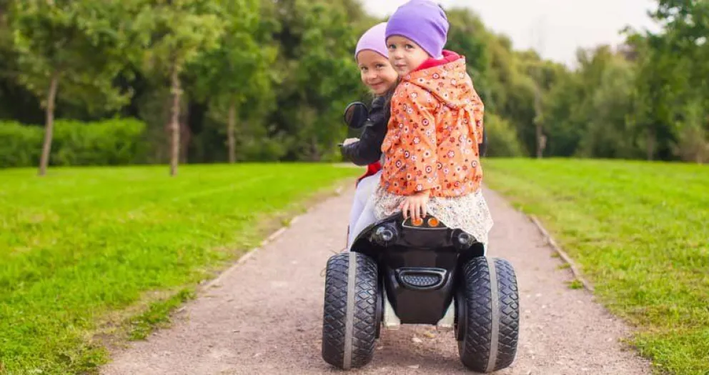 Insólito: con sólo dos añitos se escaparon del jardín y recorrieron tres cuadras en una moto de juguete