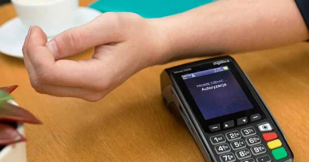 Se implantó un microchip que le permite pagar las compras con la mano: cómo funciona 