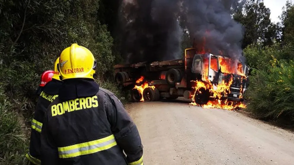 Sur de Chile: un camionero baleado está grave y tres vehículos fueron quemados