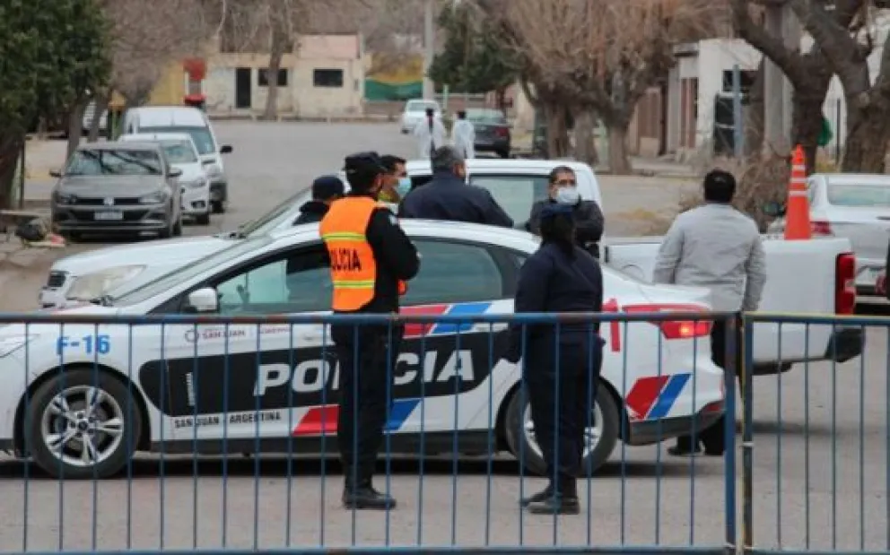 Un joven de 24 años fue denunciado por su propia mamá por golpear a su novia de 20