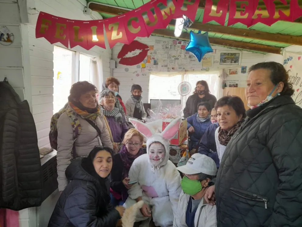Una coneja visitó el centro de abuelos "No me olvides"