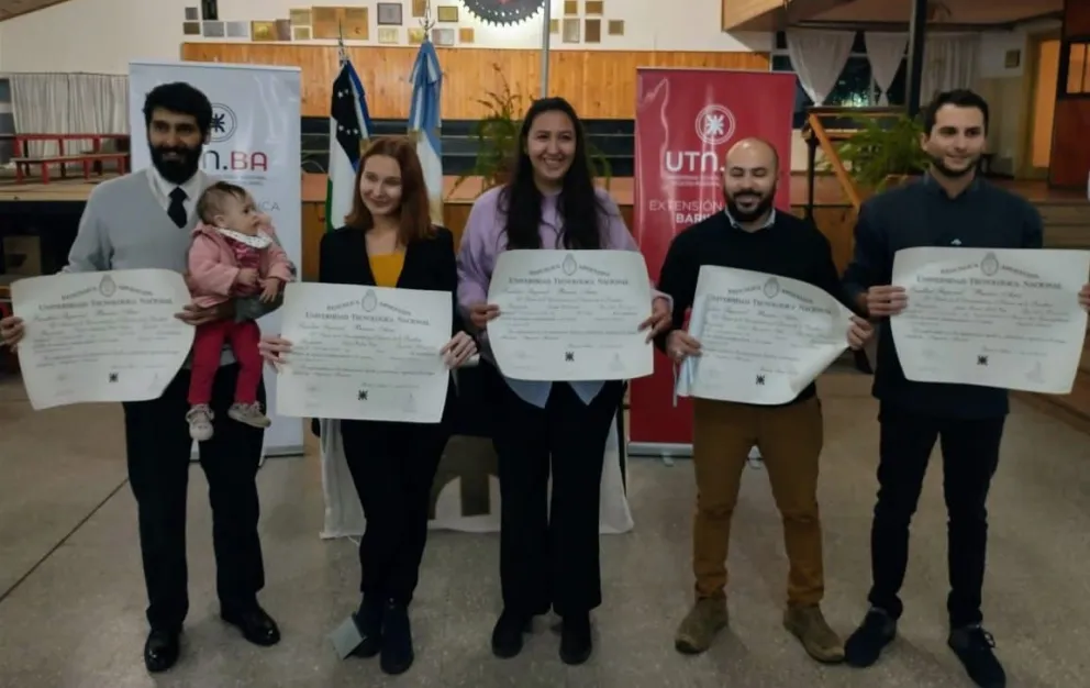 Siete estudiantes recibieron sus diplomas de graduación en Ingeniería Mecánica