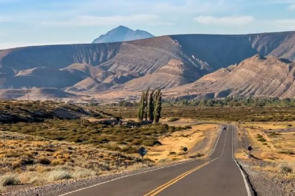 Encontraron a dos motociclistas muertos en la ruta: el viento los sacó del asfalto y chocaron contra una alcantarilla