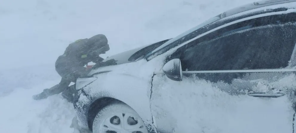 Gendarmes rescatan y asisten a ciudadanos varados por fuerte temporal de viento y nieve
