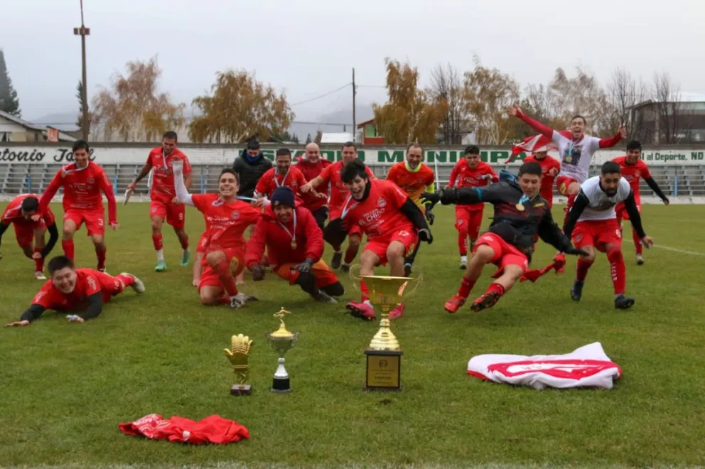 Con dos goles de Barrera, Lácar dio la vuelta y logró el ascenso