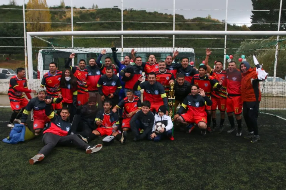 El trofeo de Senior se fue a pasear en colectivo