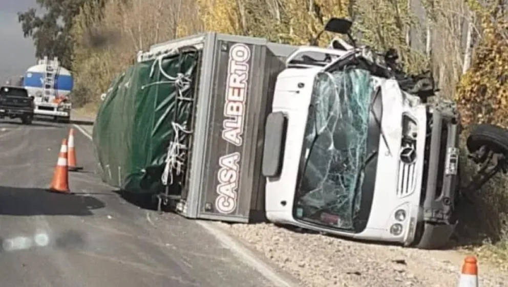 Dos personas murieron por el choque frontal de un camión y un auto