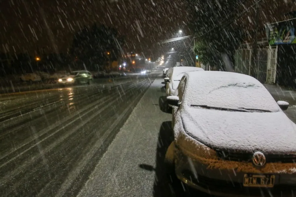 En medio del otoño, llegó la esperada nieve a Bariloche