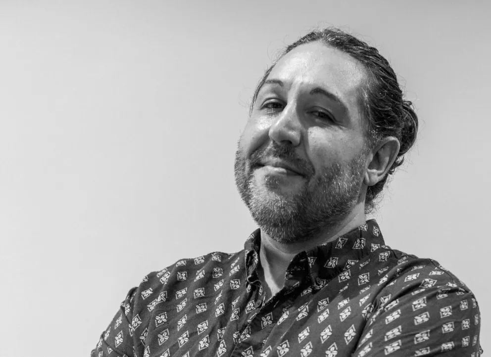 Un argentino en España sorprende con un libro de recetas inusual, donde la música y los viajes también son de la partida