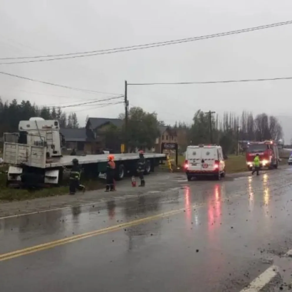 Violento choque entre un camión y un auto Ruta 40