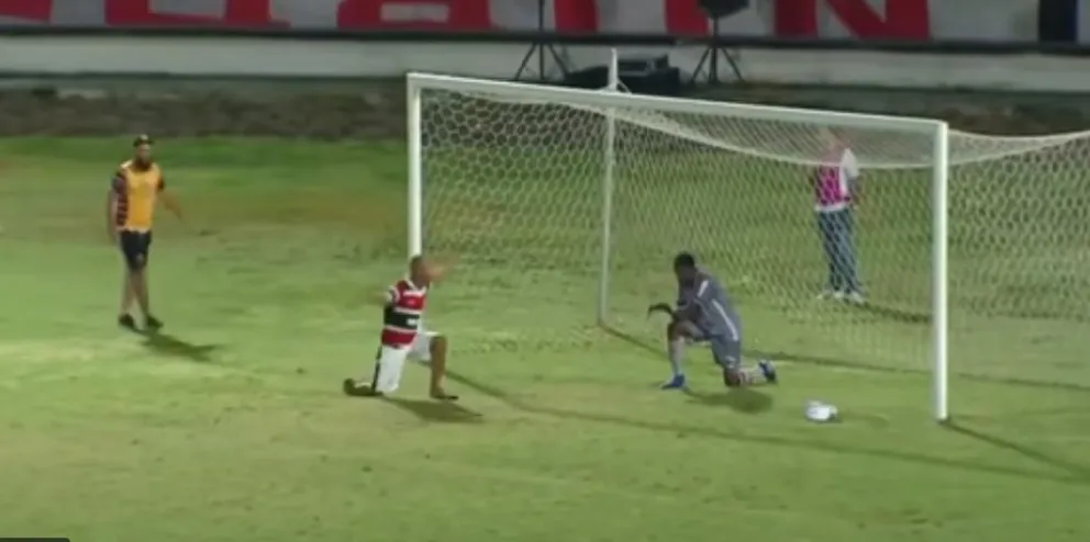 No aguantó otra derrota: hincha de fútbol entró a la cancha y le mostró al arquero cómo atajar