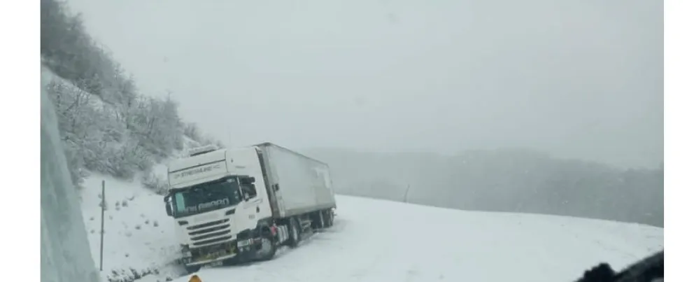 Por acumulación de nieve, suspenden el tránsito por el paso Cardenal Samoré