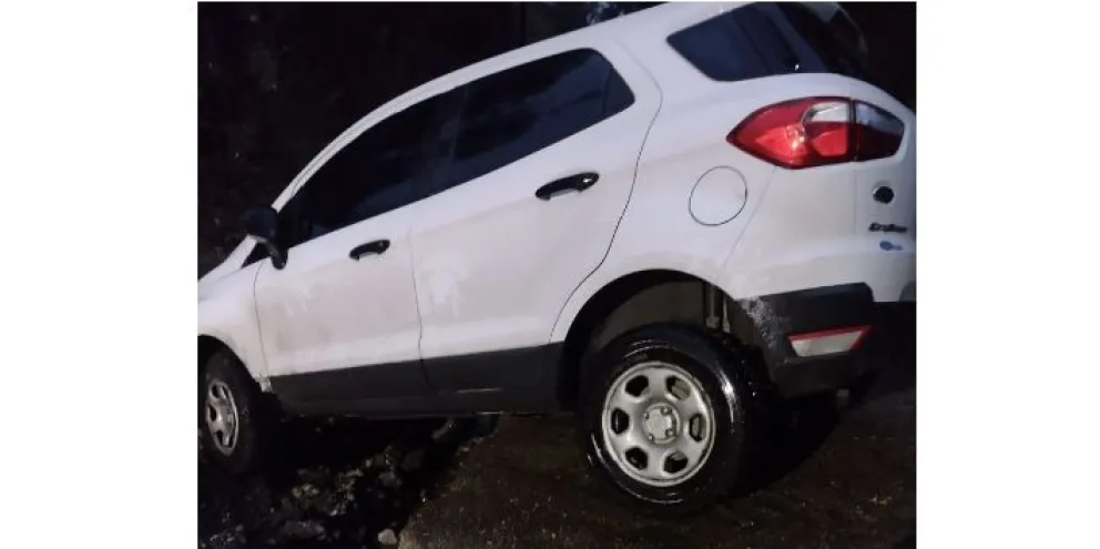 Un auto quedó “colgado” en una zanja que se formó en la calle por las intensas lluvias