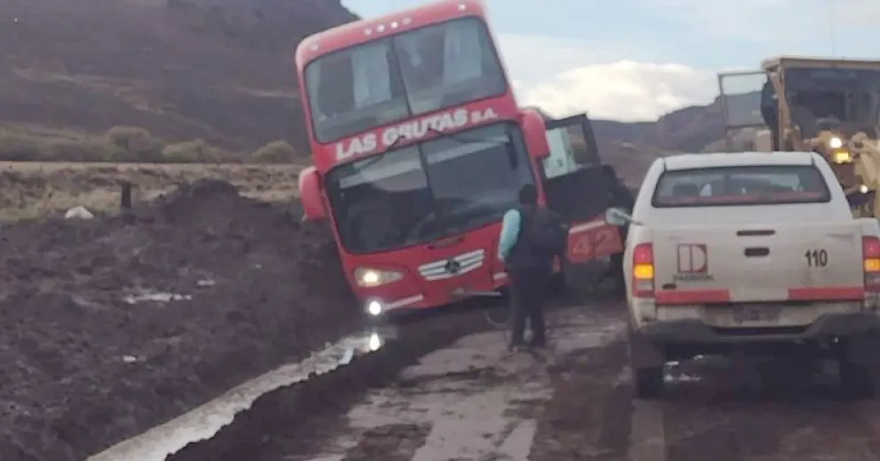 El barro le jugó una mala pasada a micro de Las Grutas