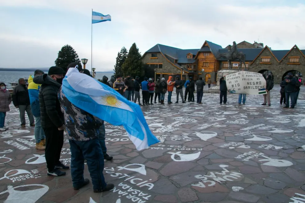 Familiares de efectivos y policías retirados reclamaron por la “desproporcionalidad entre el sueldo y la inflación”