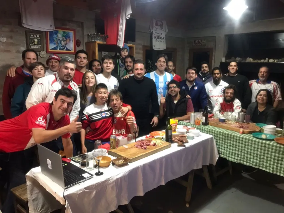 El presidente del "Bicho" vio el partido con la peña de Bariloche