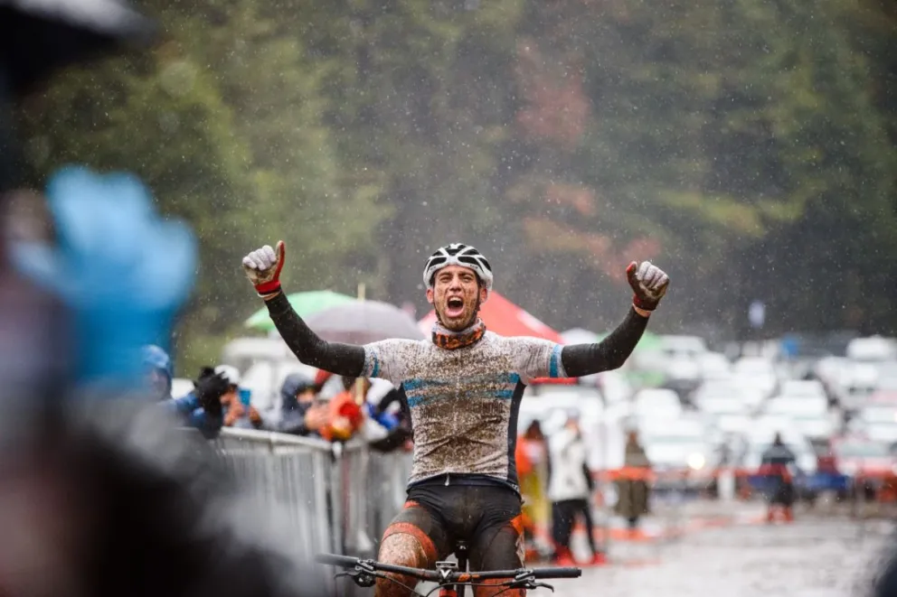 Lluvia, frío y emociones en el mundial máster de mountain bike