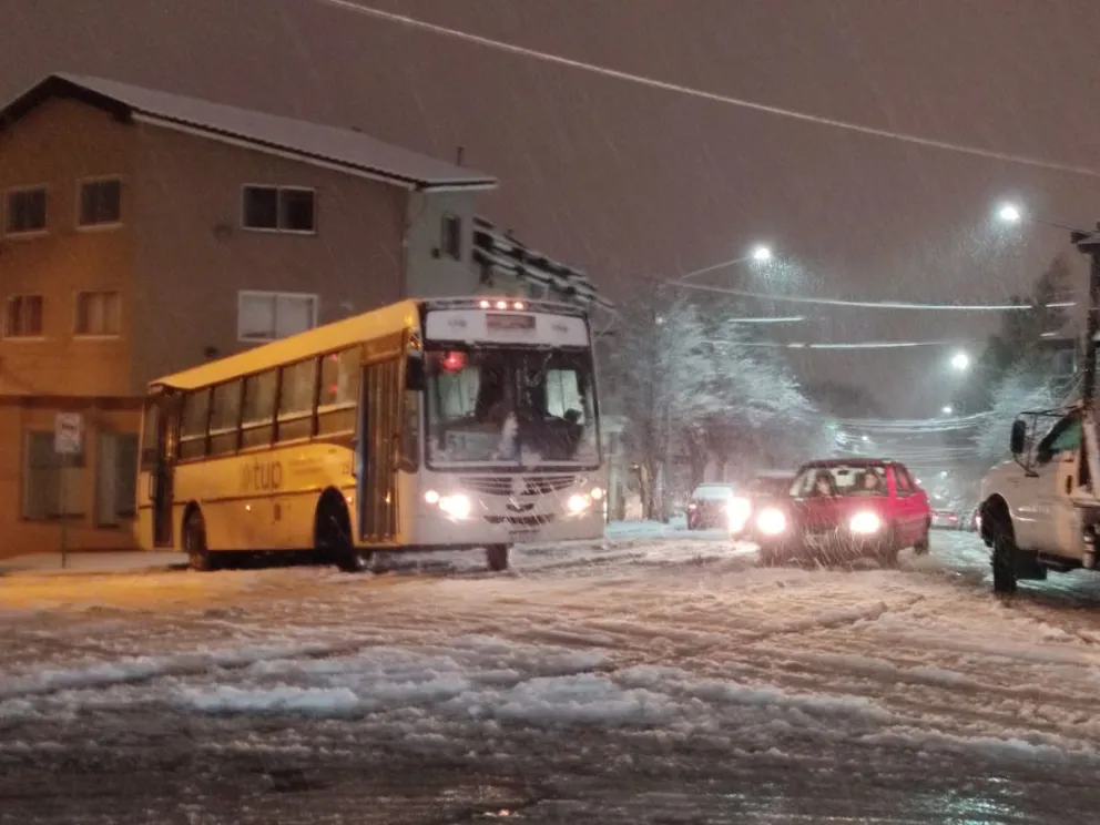 Caos vehicular en Diagonal Capraro por un colectivo atrapado en la nieve
