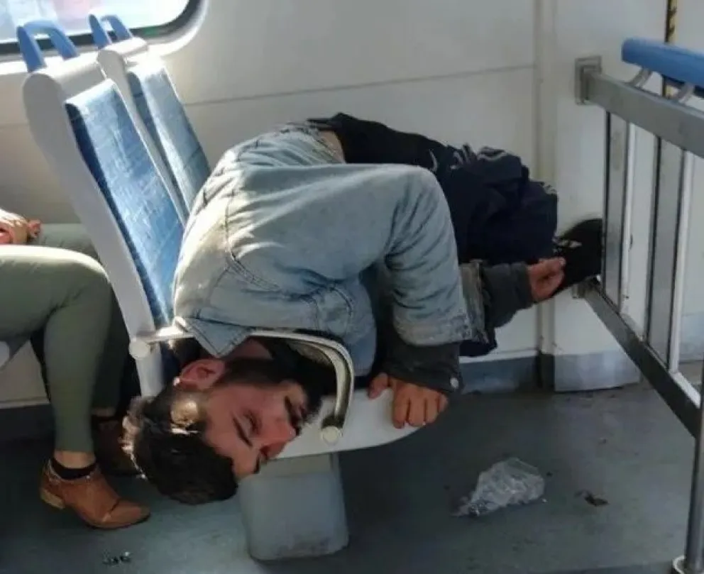 Insólito video: se le atoró la cabeza en el apoya brazo de un vagón y demoró el tren