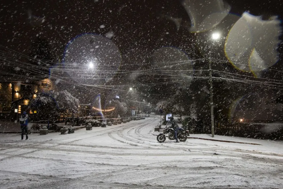 Se animó a subir en moto una pronunciada calle con mucha nieve
