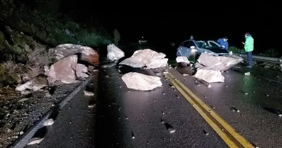La Ruta de los Siete Lagos estuvo cortada por la caída de enormes piedras