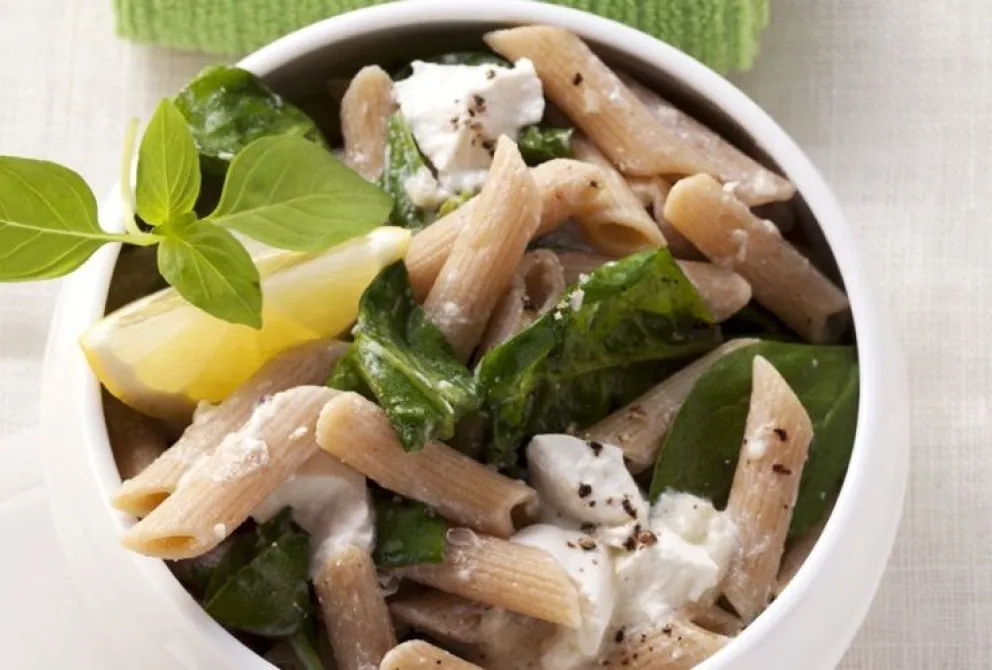 Lista en 30 minutos: pasta integral con ricota, espinacas y limón