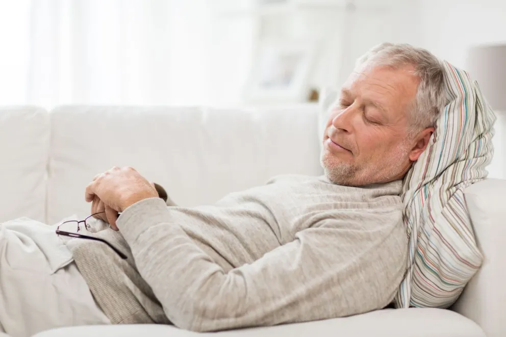 Siestas demasiado largas: el factor que podría ser un signo del Alzheimer en adultos mayores 