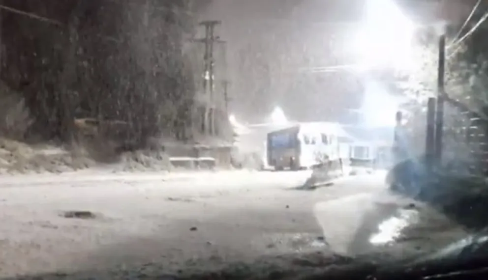 Nada lo detuvo: hábil maniobra de un colectivero en plena Bustillo, con nieve y hielo 