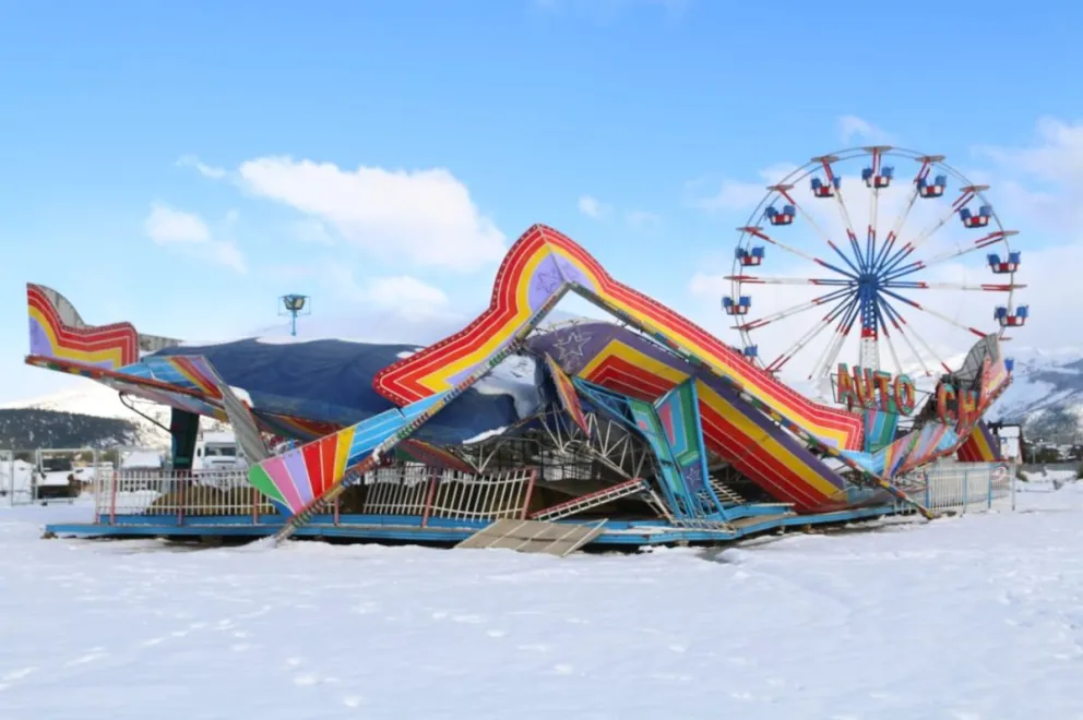 "Hay que reemplazarlo por completo": La nieve destrozó uno de los juegos del parque de diversiones