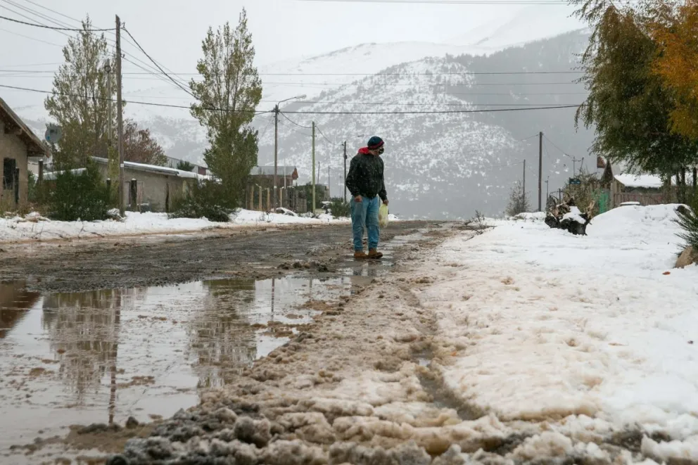Equipo Solidario Bariloche lanzó campaña de calzado de invierno, mantas y alimentos