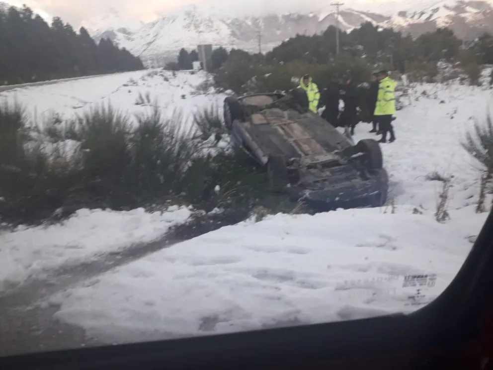 Volcó y abandonó el auto en la entrada a Reina Mora