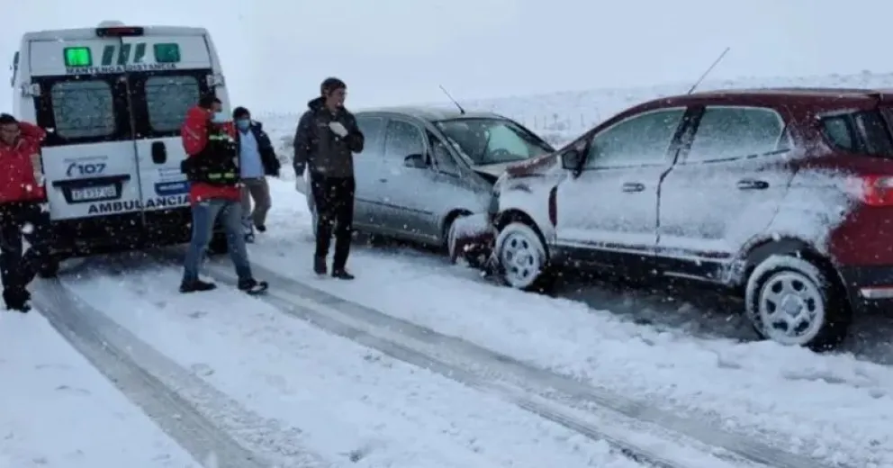 Fuerte choque de frente de dos vehículos en la Ruta 40