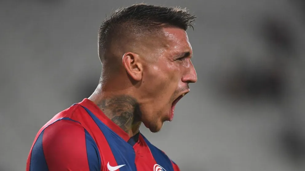 Centurión se presentó a entrenar tras varios días ausente y San Lorenzo sentenció su futuro