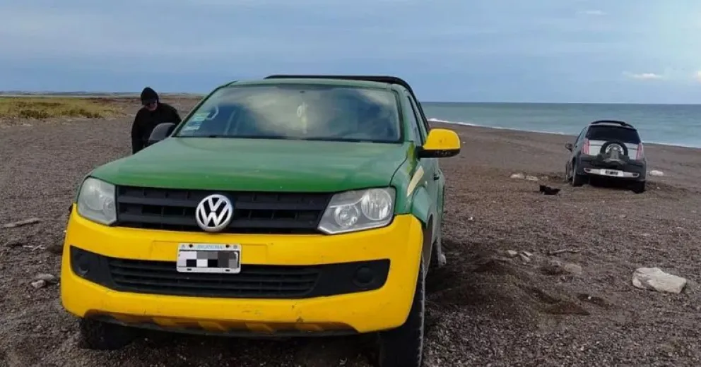 Peligro en la costa rionegrina: rescataron a un turista al que el mar casi le tragó el auto