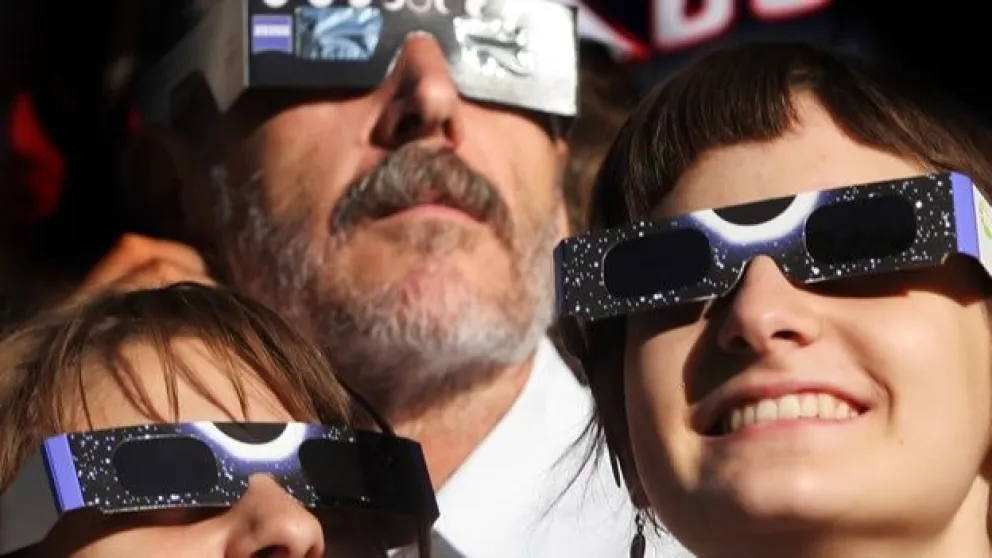 Advierten sobre los peligros del eclipse solar de hoy: qué medidas tomar para verlo sin hacernos daño 