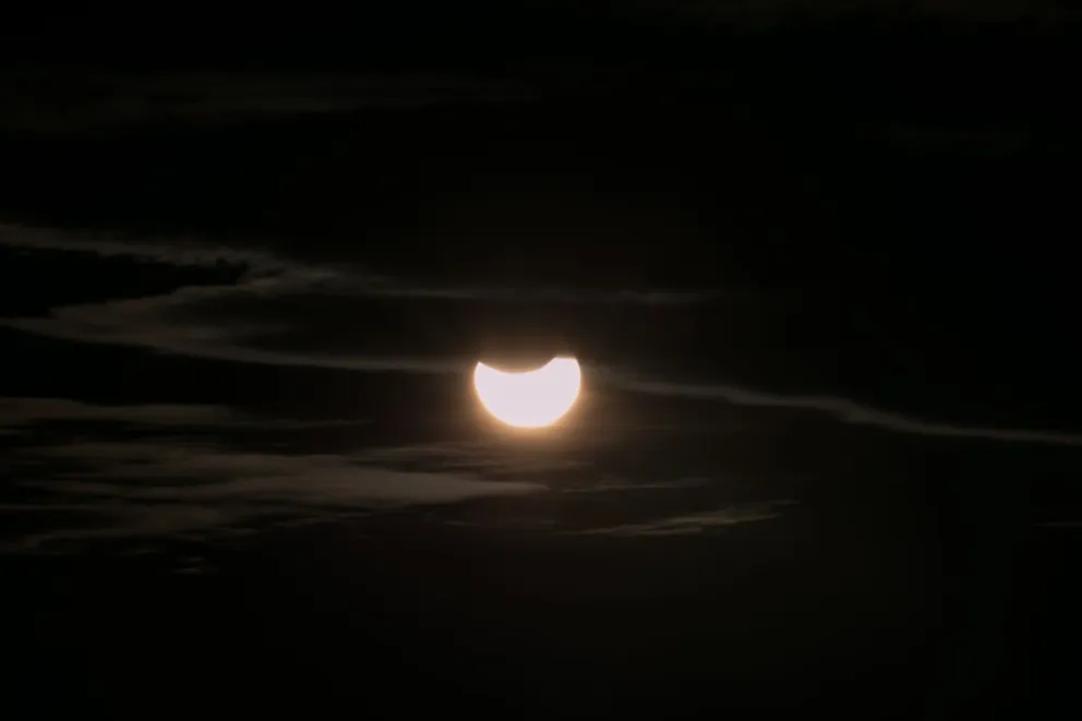 ¡Eclipse en Bariloche!: Ni las nubes impidieron la observación del increíble fenómeno
